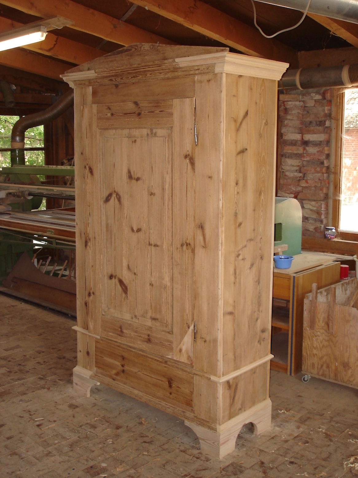 Restaurierung Dielenschrank