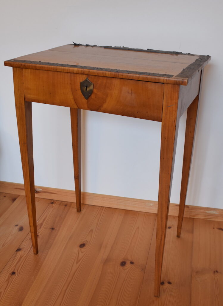 Restaurierung Beistelltisch